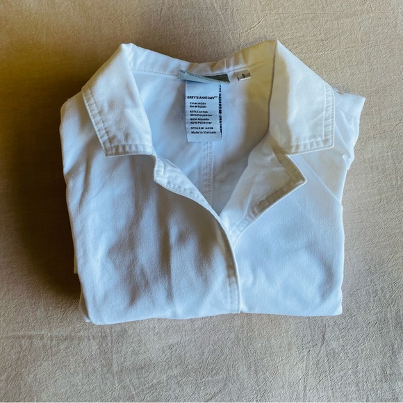 Greys Anatomy Women’s 3-Button Long Sleeve White Lab Coat Scrub Top Size Size S - Picture 11 of 15